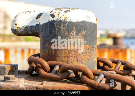 Liegeplatz Poller und Rostige Anker Kette Stockfoto