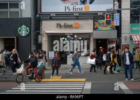 Shopper in Takeshita Straße in Harajuku, Tokio, Japan. Stockfoto