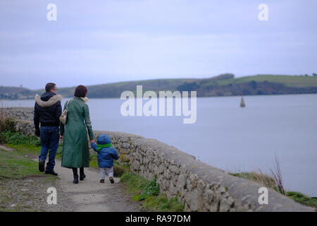 Eine Familie zu Fuß auf einem Pfad in Cornwall, England. Stockfoto