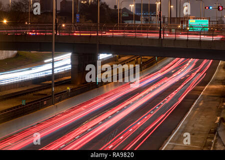 Lange Belichtung einer Autobahn Verkehr in der Nacht - leichte Wanderwege in den Schoß gemalt. Stockfoto
