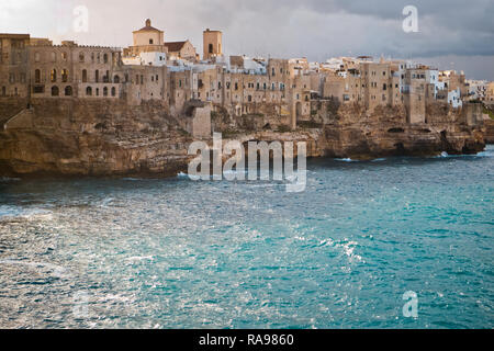 Meereslandschaft mit Polignano a Mare Village im sonnigen Winter. Stockfoto