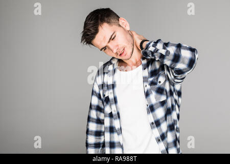 Junge Mann in Hals ache auf weißem Hintergrund Stockfoto