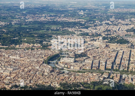 Rom, Italien, 11. Juni 2012: Die ewige Stadt Rom, römische Straßen und Gebäude, alter und moderner Architektur in Rom. Stockfoto