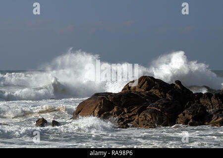 Stürmische Wellen brechen auf einem felsigen Strand Stockfoto