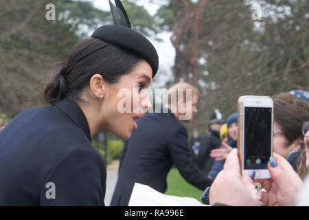 Bild vom 25. Dezember zeigt der Herzog von Cambridge, die Herzogin von Cambridge, die Herzogin von Sussex und der Herzog von Sussex anreisen, die Weihnachten Morgen Gottesdienst in der St. Maria Magdalena Kirche in Sandringham, Norfolk zu besuchen. Stockfoto