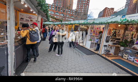 Käufer und Touristen die Erkundung der Union Square Holiday Markt in Union Square, New York City. Stockfoto