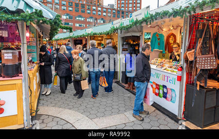 Käufer und Touristen die Erkundung der Union Square Holiday Markt in Union Square, New York City. Stockfoto