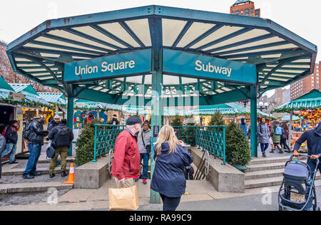 Käufer und Touristen die Erkundung der Union Square Holiday Markt in Union Square, New York City. Stockfoto