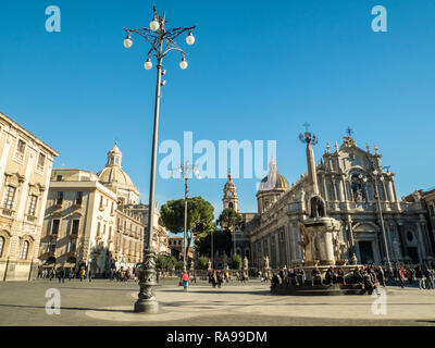 Die Piazza del Duomo mit dem Dom zu St. Agatha (Sant'Agata) Recht & die Kirche der Badia di Sant' Agata links & der Elefantenbrunnen, Catania, Stockfoto