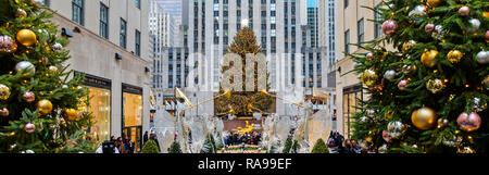 Der Weihnachtsbaum am Rockefeller Center durch die Engel, Touristen, Besucher und Gebäuden umgeben. Stockfoto