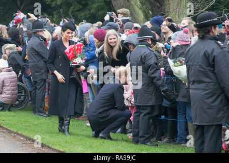 Bild vom 25. Dezember zeigt der Herzog von Cambridge, die Herzogin von Cambridge, die Herzogin von Sussex und der Herzog von Sussex anreisen, die Weihnachten Morgen Gottesdienst in der St. Maria Magdalena Kirche in Sandringham, Norfolk zu besuchen. Stockfoto