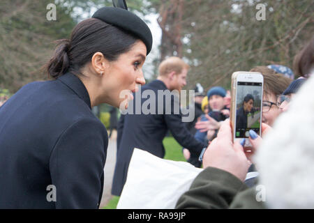 Bild vom 25. Dezember zeigt der Herzog von Cambridge, die Herzogin von Cambridge, die Herzogin von Sussex und der Herzog von Sussex anreisen, die Weihnachten Morgen Gottesdienst in der St. Maria Magdalena Kirche in Sandringham, Norfolk zu besuchen. Stockfoto