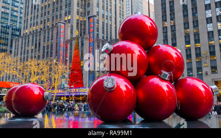 Riesige rote Weihnachtsverzierungen in der Nähe der Radio City Music Hall an der 6th Avenue in New York City. Stockfoto