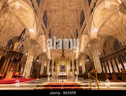 Innenansicht der Touristen und die Gläubigen, die in der St. Patrick's Catheldral, New York City. Stockfoto