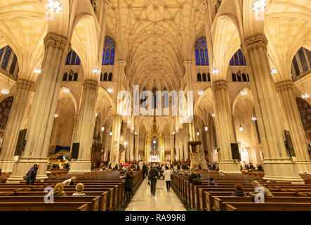 Innenansicht der Touristen und die Gläubigen, die in der St. Patrick's Catheldral, New York City. Stockfoto