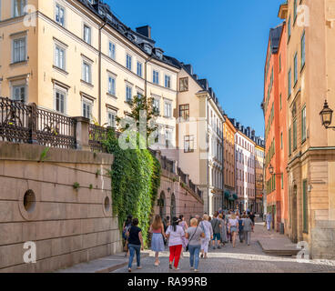 Touristen auf Österlånggatan, eine Straße in der Gamla Stan (Altstadt), Insel Stadsholmen, Stockholm, Schweden Stockfoto