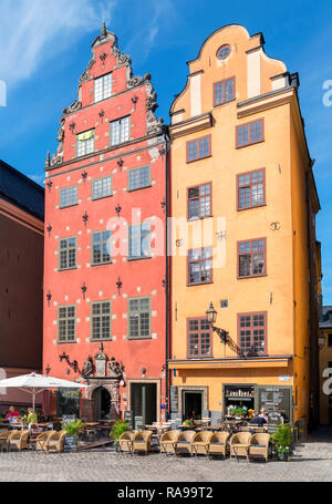 Traditionelle Gebäude und Cafe am Stortorget, Gamla Stan (Altstadt), Insel Stadsholmen, von Skeppsholmen Stockholm, Schweden gesehen Stockfoto