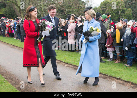 Bild vom 25. Dezember zeigt Prinzessin Eugenie und Jack Brooksbank mit Sophie Gräfin von Wessex (blue coat) nach dem Weihnachtstag morgens Gottesdienst in der St. Maria Magdalena Kirche in Sandringham, Norfolk. Stockfoto