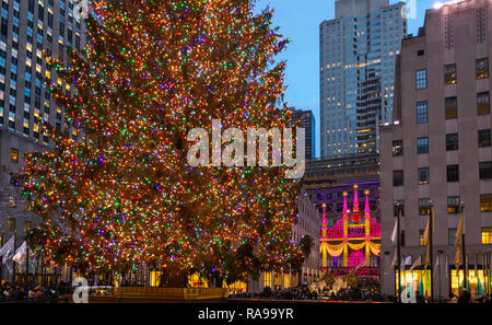 Der Weihnachtsbaum am Rockefeller Center durch die Engel, Touristen, Besucher und Gebäuden umgeben. Stockfoto