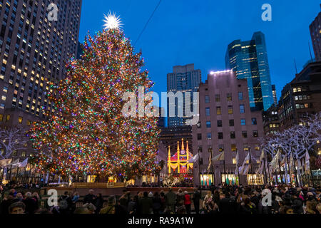 Der Weihnachtsbaum am Rockefeller Center durch die Engel, Touristen, Besucher und Gebäuden umgeben. Stockfoto