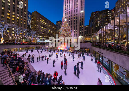 Schlittschuhläufer an der Eislaufbahn am Weihnachtsbaum am Rockefeller Center. Stockfoto