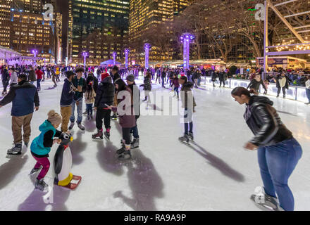 Schlittschuhläufer an der Eislaufbahn im Bryant Park Holiday Markt im Bryant Park, New York City. Stockfoto