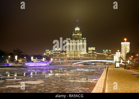 = glühende Kotelnicheskaya Damm bauen auf Silvester = schöne Nacht Moskauer Stadtbild mit Blick von Raushkaya Ufer der Moskva Rive Stockfoto