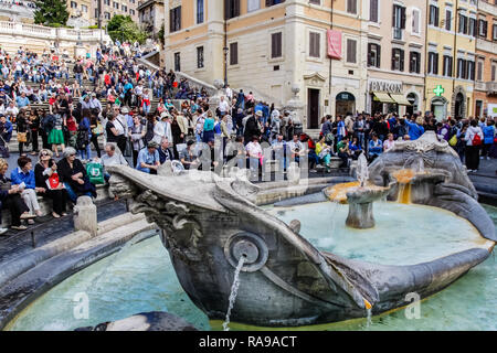 Rom, Italien, 11. Juni 2012: Die ewige Stadt Rom, römische Straßen und Gebäude, alter und moderner Architektur in Rom. Stockfoto