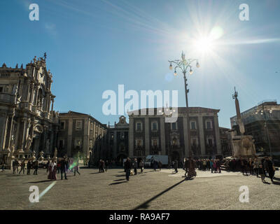 Die Piazza del Duomo mit dem Dom zu St. Agatha (Sant'Agata) links & der Elefantenbrunnen, Catania, Sizilien, Italien. Stockfoto