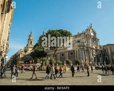 Die Piazza del Duomo mit dem Dom zu St. Agatha (Sant'Agata), Catania, Sizilien, Italien. Stockfoto