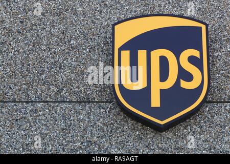 Aarhus, Dänemark - 22. August 2015: UPS Logo auf einer Fassade. United Parcel Service ist der weltgrößte Paketdienst Stockfoto