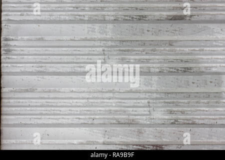 Altes, dunkles Grau Metallplatte mit horizontalen Streifen Stockfoto