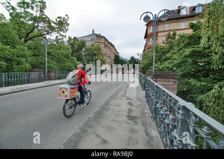 Pizzakurier auf dem Fahrrad Hirschbrücke Karlsruhe, Deutschland Stockfoto