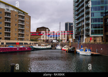 Limehouse Basin, Limehouse East London England zeigt moderne Architektur und der Docklands Light Railway - DLR, Dez 2018 Stockfoto