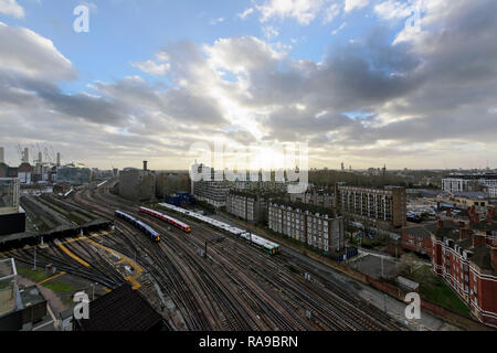 Züge Annäherung an Victoria Station, Blick nach Süden in Richtung Westen Battersea, London. Stockfoto