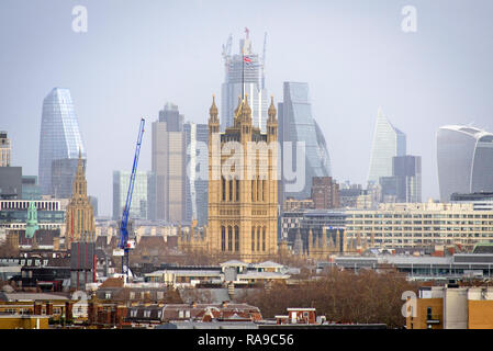 Die City von London mit Victoria Tower im Vordergrund. Stockfoto