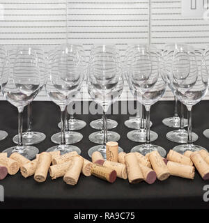 Leere Weißwein Gläser Dekoration mit weinkorken für Prüfung Wein bereit Stockfoto