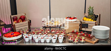 Vielfalt an köstlichen arrangiert party Dessert Essen - Kuchen buffet Stockfoto