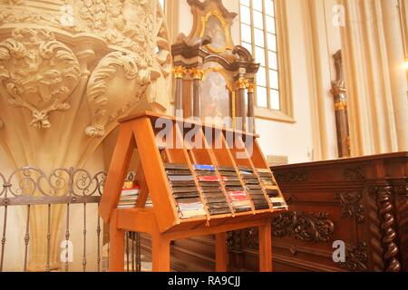 Gesangbücher für Gebete in der Kirche. Die Bibeln und Gesangbücher Stockfoto