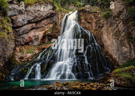 Schöne Aussicht von berühmten Gollinger Wasserfall mit bemoosten Felsen und grünen Bäumen, Golling, Salzburger Land, Österreich Stockfoto