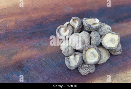 Getrocknete Shiitake Pilze auf einem Holztisch, Bild mit Kopie Platz für Text oder Bild. Stockfoto