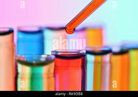 Nahaufnahme von Chemie Röhrchen mit Reagenzien und Pipette Stockfoto