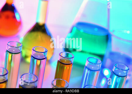 Laborglas mit farbenfrohen Chemikalien und Reagenzien, Chemie Wissenschaft Stockfoto