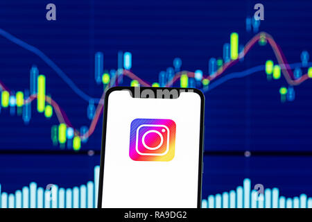 Instagram Anwendung auf einem Android Handy über Stock chart Stockfoto