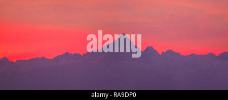 Monte Viso bei Sonnenuntergang, der höchste Berg der Cottischen Alpen im Piemont, Italien Stockfoto