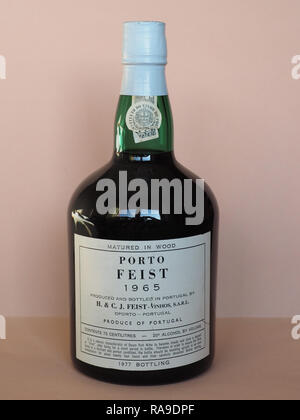 Lissabon, Portugal - ca. Dezember 2018: Flasche vintage Porto Feist 1965 im Holz gereift, 1977 Flaschen Stockfoto