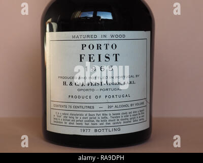 Lissabon, Portugal - ca. Dezember 2018: Flasche vintage Porto Feist 1965 im Holz gereift, 1977 Flaschen Stockfoto