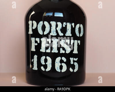 Lissabon, Portugal - ca. Dezember 2018: Flasche vintage Porto Feist 1965 im Holz gereift, 1977 Flaschen Stockfoto