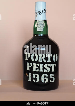 Lissabon, Portugal - ca. Dezember 2018: Flasche vintage Porto Feist 1965 im Holz gereift, 1977 Flaschen Stockfoto