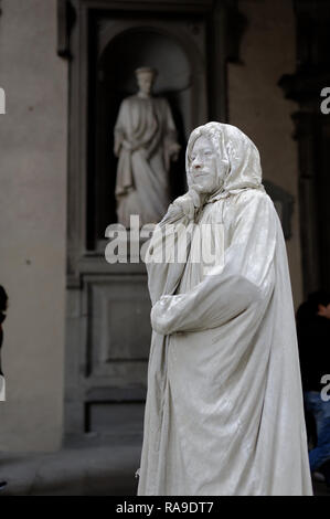 Stadt street scene: lebende Statue Künstler in der Nähe der Uffizien, Florenz, Italien Stockfoto